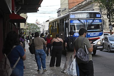 Imagen ilustrativa: pasajeros aguardan algún bus en Asunción.