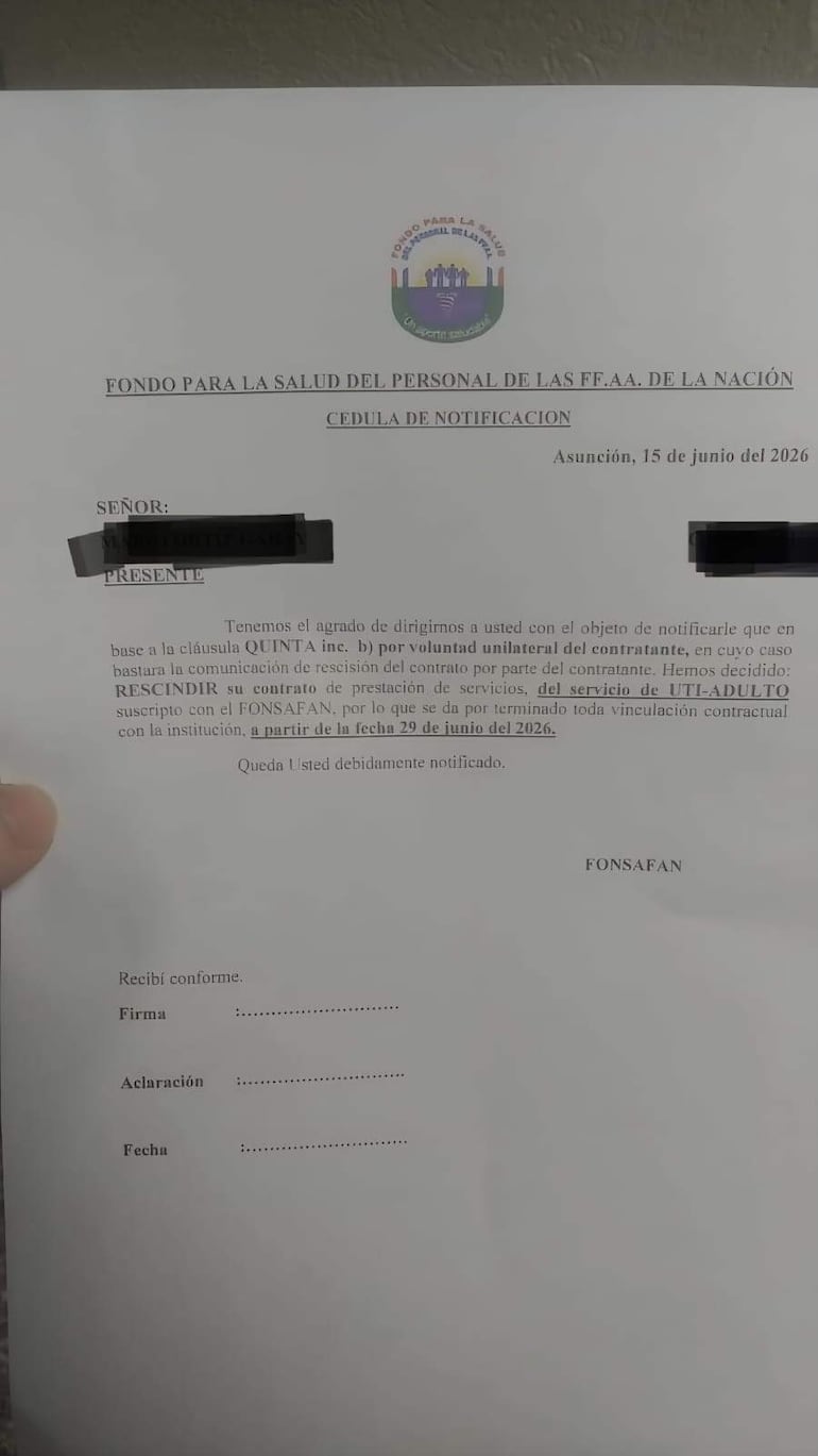 Documento notifica la rescisión de un contrato de servicios médicos en una oficina del Hospital Militar.