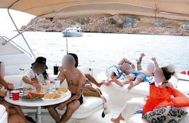 La heredera del mandatario sentada y comiendo en un yate en el Cabo San Lucas.