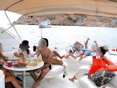 La heredera del mandatario sentada y comiendo en un yate en el Cabo San Lucas.