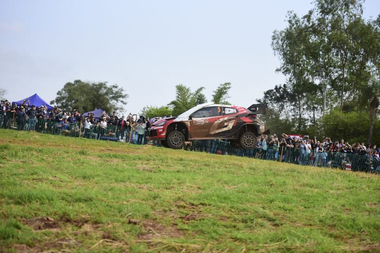 El Toyota GR Yaris Rally1 del piloto finlandés Sami Pajari en la Etapa 2 del Rally del Paraguay, la undécima fecha del Mundial de Rally 2026 en los tramos de Hohenau, Departamento de Itapúa, Paraguay.
