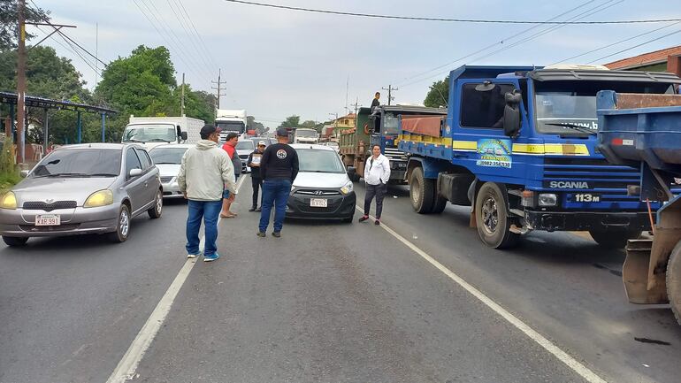Los manifestantes hacen colecta para poder permanecer apostados en la ruta PY 01, en el desvío a San Antonio.