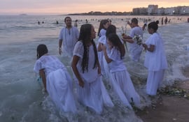 Devotos de Iemanjá participan en una ceremonia religiosa este lunes, en la playa de Copacabana en Río de Janeiro (Brasil).