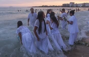 Devotos de Iemanjá participan en una ceremonia religiosa este lunes, en la playa de Copacabana en Río de Janeiro (Brasil).