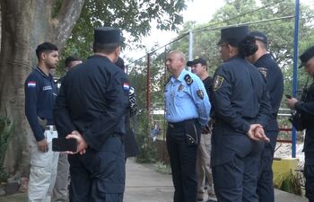 Policías en el colegio Nuestra Señora de la Asunción luego de una serie de amenazas.