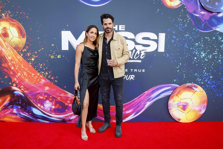 El productor y cofundador de Primo Entertainment, Andrés Naftali, y una invitada posan en la alfombra roja.