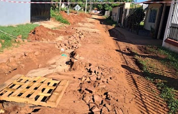 Frente a la escuela Clara Amelia Ortiz, la calle lleva 15 días clausurada; el empedrado se arrastró y el registro sigue sin tapa.