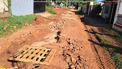 Frente a la escuela Clara Amelia Ortiz, la calle lleva 15 días clausurada; el empedrado se arrastró y el registro sigue sin tapa.