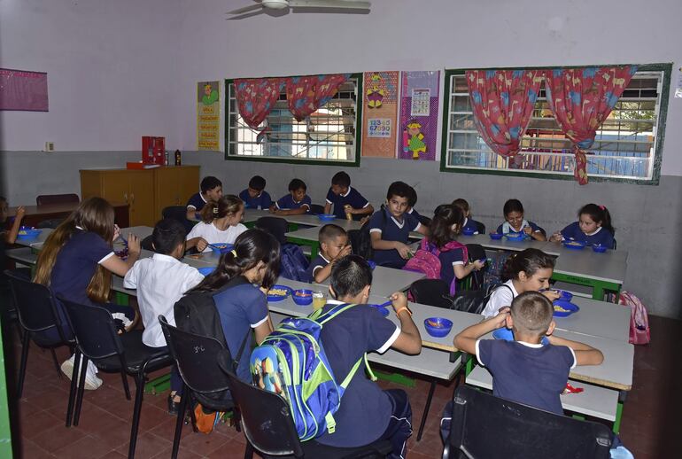 Estudiantes almuerzan en un aula por falta de comedor en la escuela Juan Manuel Frutos, de Barrio Obrero en Asunción.