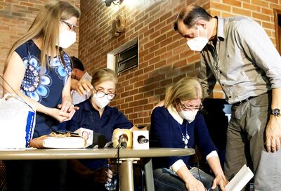 Una de las hijas de Óscar Denis, acompañada por sus hermanas y un familiar, se quiebra luego de divulgar las impracticables exigencias de los secuestradores. Les piden más pruebas de vida y que pasen a recoger los medicamentos de la víctima en el sitio donde dejaron ayer en una bolsa la nota y un video propagandístico.