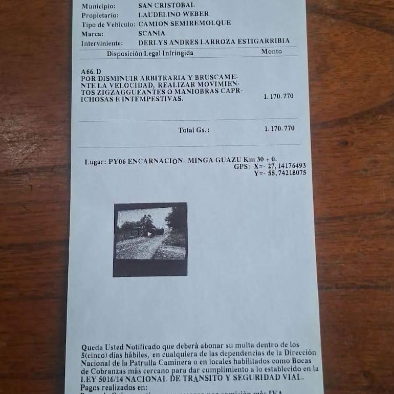 Documento oficial de multa mostrando fotografía de camión Scania y detalles legales en fondo administrativo.