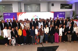 La familia de Olimpiadas Especiales en el festejando la cuenta regresiva de los juegos en el COP.