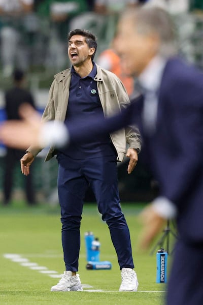 El entrenador portugués de Palmeiras, Abel Ferreira, da instrucciones a sus jugadores durante el partido de fútbol de la fase de grupos de la Copa Libertadores entre el Palmeiras de Brasil y el Cerro Porteño de Paraguay, en el estadio Allianz Parque.