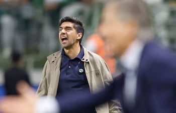 El entrenador portugués de Palmeiras, Abel Ferreira, da instrucciones a sus jugadores durante el partido de fútbol de la fase de grupos de la Copa Libertadores entre el Palmeiras de Brasil y el Cerro Porteño de Paraguay, en el estadio Allianz Parque.
