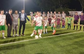 El gobernador de Ñeembucú,Victor Hugo Fornerón(ANR) dio el puntapié inicial al balón y deja inaugurada la pista olímpica, ante la mirada del ministro de deportes César (Tigre) Ramirez, Roberto (Junior) Cabañas y el intendente municipal Fernando Ramírez (ANR). En el fondo se observa a los ex jugadores de la selección paraguaya.
