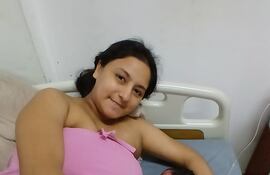 Ninfa Yanet Arévalos Escobar, de 30 años, junto con su hija, la primera bebé nacida en Navidad.