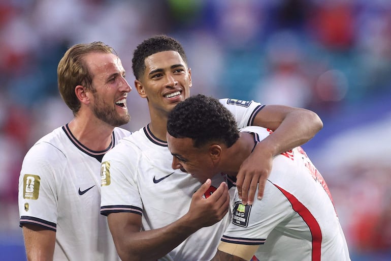 El delantero de Inglaterra Harry Kane, el centrocampista Jude Bellingham y el centrocampista de Inglaterra Morgan Rogers celebran tras ganar el partido de cuartos de final del torneo de fútbol de la Copa Mundial 2026 entre Noruega e Inglaterra en el Miami Stadium en Miami Gardens.