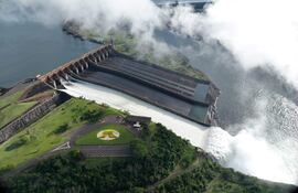 Itaipú reabrió hasta mañana -hasta las 16:00 -, por sexta vez año, el aliviadero de la represa hidroeléctrica.