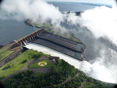 Después de casi dos años, Itaipú abrió su vertedero para regular el nivel del embalse.