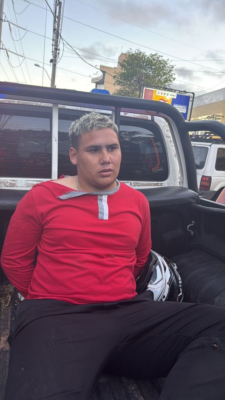 Uno de los detenidos subido en la patrulla policial.