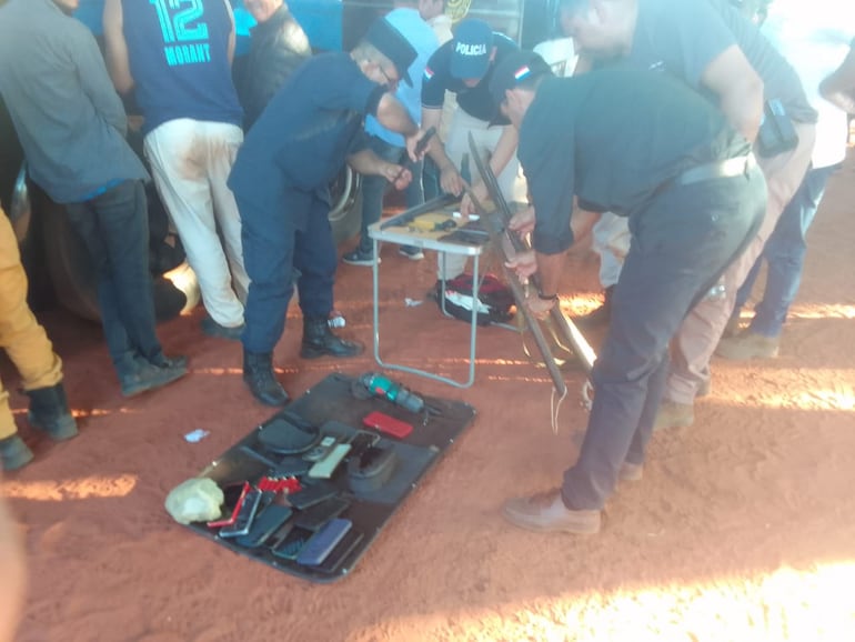 La Policía incautó varias armas en poder de los detenidos.