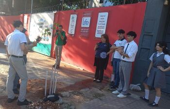 Vecinos y estudiantes de San Vicente iniciaron este lunes un plantatón, a 6 meses de la destrucción del Bosque San Vicente.