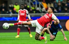 El brasileño Gabriel Jesús anota el primer gol para el Arsenal frente al Inter de Milán. (AFP).