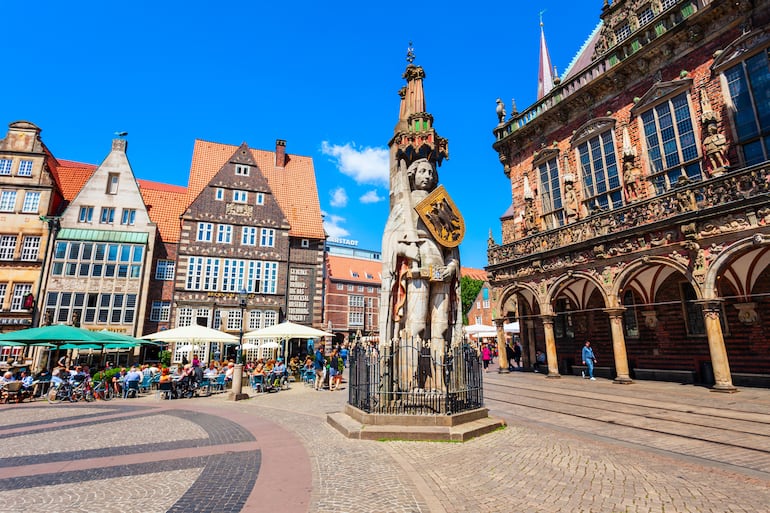Estatua de Bremen Roland en la plaza del mercado de Rathausplatz en Bremen, Alemania.