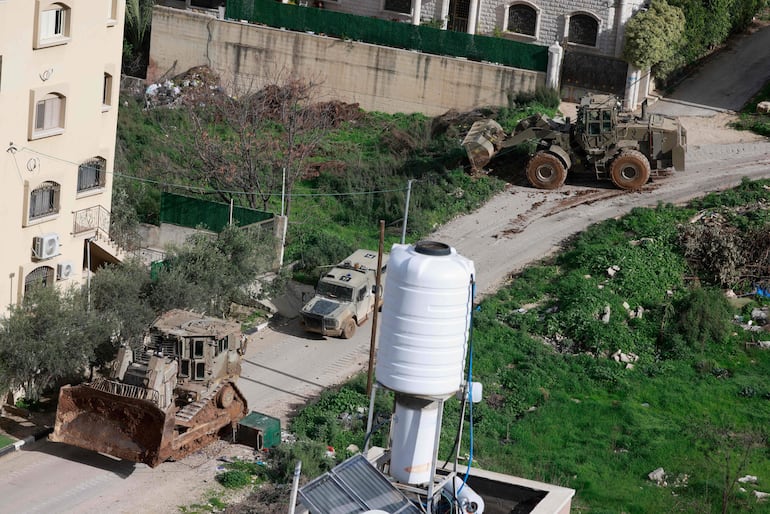 Topadoras y vehículos militares israelíes cerca del campo de refugiados de Nur Shams.