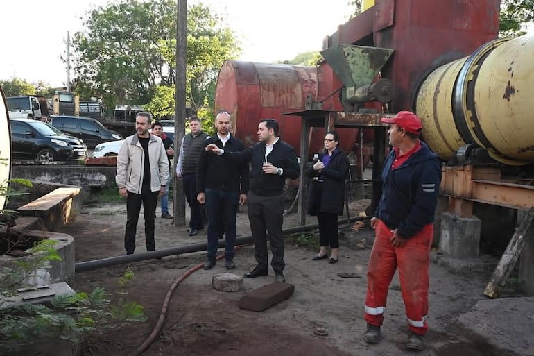 El concejal Yamil Esgaib (ANR-HC) y Ramón Nicolás Duarte, su concuñado y director de Vialidad, en la planta asfáltica, junto al intendente de Asunción, Luis Bello (ANR-HC).