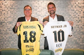 Marcelo Teixeira (Santos) y Luis Antonio Vidal (Recoleta), en la cena de camaradería previo al duelo que se había disputado en el estadio Vila Belmiro.