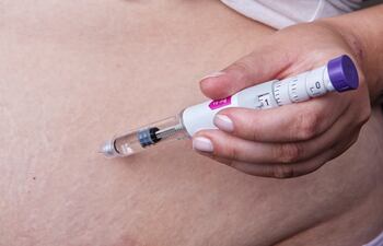 Una persona se aplica tirzepatida