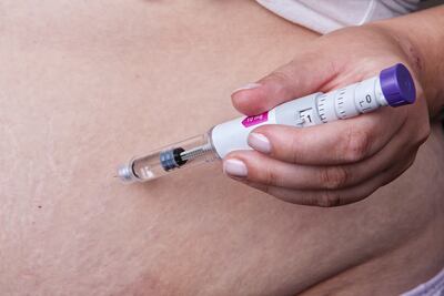 Una persona se aplica tirzepatida