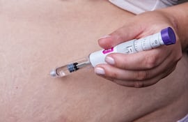 Una persona se aplica tirzepatida