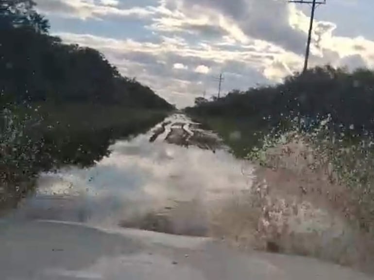 Un vehículo en movimiento por un camino cubierto de agua.