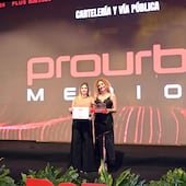 Rocío Brizuela, subgerente de Marketing, y Gisela Salomón, directora gerente general de Prourbe Medios, recibieron el premio.