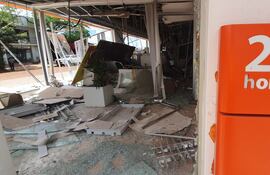 Destrozos por el atraco a la sucursal del banco Itaú en Katuete, Canindeyú.