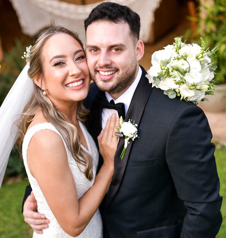 Los novios posan para el álbum familiar.