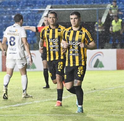 Lo que menos quería Diego Agustín Fernández (23 años) era festejar, primero porque el triunfo no le alcanzó a Guaraní y segundo porque le hizo el gol al club de sus amores, el Sportivo Luqueño.