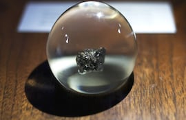 Fotografía que muestra una roca lunar expuesta en el Planetario Max Schrier de la Universidad Mayor de San Andrés este martes, en La Paz (Bolivia).