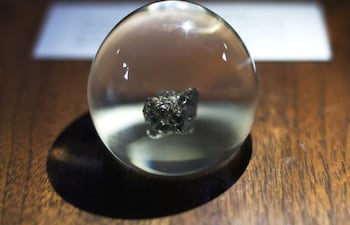 Fotografía que muestra una roca lunar expuesta en el Planetario Max Schrier de la Universidad Mayor de San Andrés este martes, en La Paz (Bolivia).