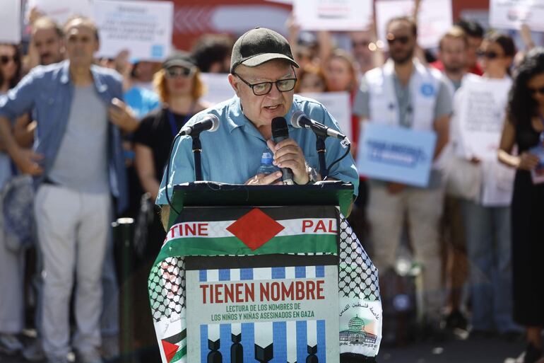 El productor de cine Agustín Almodóvar participa en la lectura de los nombres de los niños y niñas asesinados en Gaza.