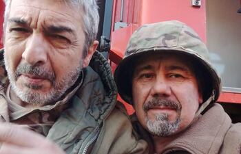 El paraguayo Enrique Bogado junto a Ricardo Darín, durante el rodaje de El Eternauta.