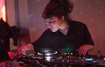 Jazzy K, del grupo de DJs Colectiva Hijas de Púa, es una de las artistas que estará presente en la feria del Puerto de Asunción.