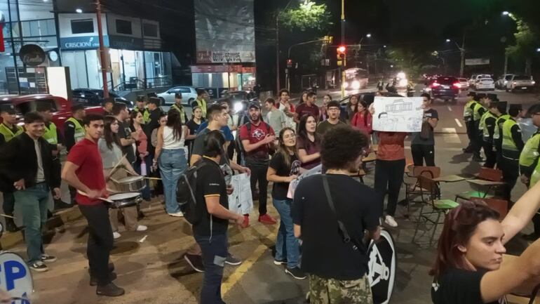 Manifestantes colocaron pupitres en plena arteria y con batucadas protestaron.