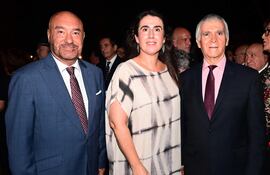 Pierre-Christian Soccoja, embajador de Francia, Carmen Castiella Ruiz de Velasco y Juan Manuel Nungaray, embajador de México.