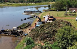 Equipo de retroexcavadoras anfibias y maquinaria liviana, trabajan en el saneamiento del subembalse del Arroyo Poti’y.