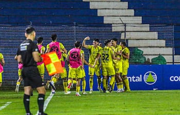 El zaguero central recoletano Nicolás Marotta (#5) recibe las felicitaciones de sus compañeros tras anotar el tanto ganador.