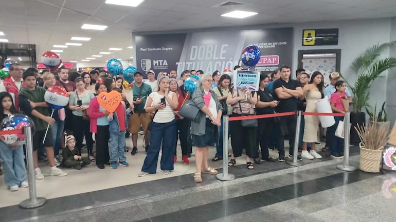 Cientos de personas aguardan ansiosas la llegada de sus seres queridos que llegan desde el exterior para pasar la Semana Santa en Paraguay