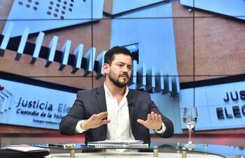 César Rossel, vicepresidente del Tribunal Superior de Justicia Electoral en Mesa con Enrique Vargas Peña.